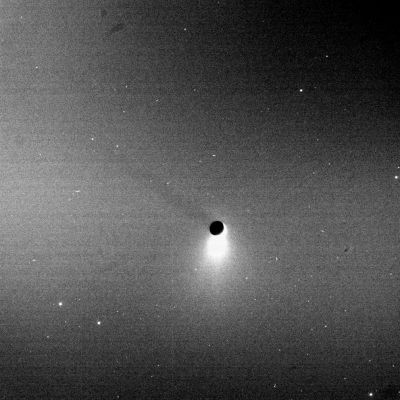 Cosmic Shadow
Caption NASA:"Blazing like an icy torch, the plume of Enceladus shines in scattered sunlight as the moon casts a shadow onto Saturn's E-Ring. Some of the tiny ice particles erupted from the moon's South Polar Region go into Saturn orbit, forming the doughnut-shaped ring, onto which the moon's shadow is cast in this view. 
The shadow of Enceladus stretches away to the upper left at around the 10 o'clock position. The Sun-Enceladus-spacecraft, or phase, angle is 164° here, with the Sun being located toward the lower right. This means that Enceladus' shadow extends toward the Cassini spacecraft -- through part of the E-Ring. 
Some of the bright dots in this heavily processed view are background stars. Others are due to cosmic ray hits on the camera detector. 

The image was taken in visible light with the Cassini spacecraft narrow-angle camera on Aug. 11, 2006 at a distance of approx. 2.2 MKM (about 1,3 MMs) from Enceladus. Image scale is roughly 13 Km (about 8 miles) per pixel".
Parole chiave: Saturn's Moons - Enceladus