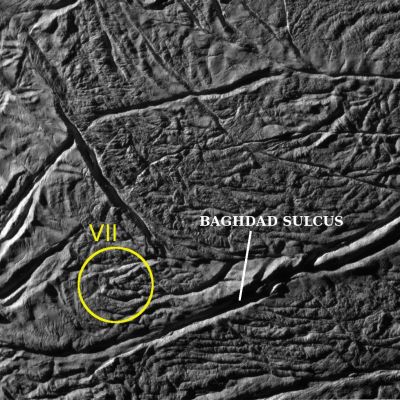 Baghdad Sulcus
Caption NASA:"This Cassini image was the ninth 'skeet shoot' narrow-angle image captured during the Oct. 31, 2008 flyby of Saturn's moon Enceladus. 

The source region for jet VII (see PIA08385) has been identified. The image was taken with the Cassini Spacecraft narrow-angle camera on Oct. 31, 2008, at a distance of approximately 6151 Km (about 3844 miles) from Enceladus and at a Sun-Enceladus-Spacecraft, or Phase, Angle of 75°. 
Image scale is roughly 35 meters (115 feet) per pixel".
Parole chiave: Saturn's Moon - Enceladus