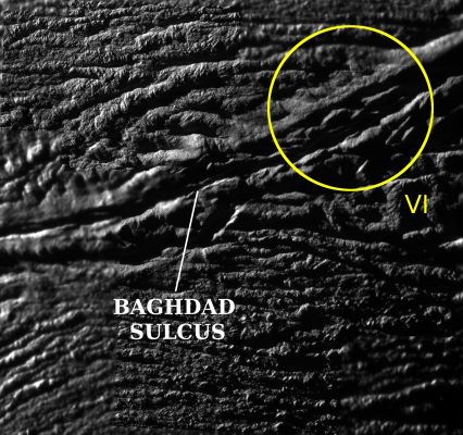 Baghdad Sulcus
Caption NASA:"Like hunters sighting a clay duck flying fast in the sky, this mosaic of Cassini images was made from 'skeet shoot' narrow-angle images 1, 2, 3 and 4, all captured during the Oct. 31, 2008, flyby of Saturn's moon Enceladus. 

The resolution of this mosaic is 12,3 meters (41 feet) per pixel and jet source VI (see also PIA08385) is identified in the upper right".
Parole chiave: Saturn's Moon - Enceladus