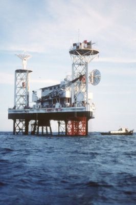 The "Santa Rita" Platform
Notate la circostanza per cui gli helipads (o anche helidecks - e cioè le aree di landing e take-off sulla e dalla piattaforma riservate agli elicotteri) della Santa Rita sono state riadattate a sostegno per le antenne.

Parole chiave: History