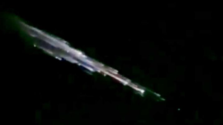 Space Debris falling down over the US (Credits: Dan Wright - March 26, 2021)
"Part of a SpaceX Falcon 9 rocket has burned up in the Earth’s outer Atmosphere over the northwestern United States and western Canada, creating a spectacular show in the night sky over the area.

The burning debris was visible from the Vancouver, British Columbia metropolitan area and across the US states of Washington and Oregon, including Seattle and Portland, according to astronomers and meteorologists".

Questo fenomeno, eclatante poiché notturno, mi ricorda molto il "mistero" della scia multipla a "code nere" che si è verificato sui Cieli dell'Alaska. L'unica differenza è nella circostanza per cui, in questo caso, sappiamo di che cosa si tratta...
Parole chiave: Falling Space Debris