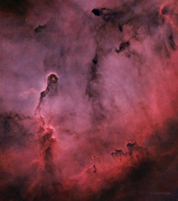 The "Elephant's Trunk Nebula" in IC-1396
"...quindi il termine "Specchio Deformante" o "Deformazione da Specchio" rende il senso, se non la Sostanza, del nostro ragionamento.
E, in realtà, come si è visto, il Mondo Distorto (sic!) adempie la funzione, necessaria benché odiosa, di rendere indeterminati ed indeterminabili tutte le Entità ed i Procedimenti possibili ed immaginabili e, di conseguenza, rende anche l'Universo, teoricamente come praticamente, inevitabile...".

Da "Meditazioni di un Matematico", di Edgar Hope Grief - Free Press di Euclid City
Parole chiave: Nebulae