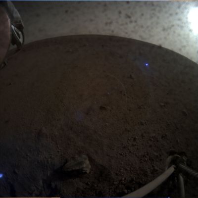Panorama with unusually-looking "Blue Reflection" - Sol 8
Notata per caso, sfogliando la Galleria delle RAW-Images ottenute dal Lander "In-Sight": uno sfavillio azzurro (in questo frame, in realtà, se ne vedono due, allineate) che ha tutta l'aria di essere il prodotto di una bizzarra "Lens Flare", o un "Effetto Prismatico". Non escludiamo a priori - anche se ci pare alquanto improbabile - l'ipotesi per cui si potrebbe anche trattare di un riflesso dei raggi del Sole su un piccolo oggetto ad Albedo elevata (---> altamente riflettente).

Lens Flare? Un "pezzo" del Lander venuto via durante la discesa? Una "bright pebble"? Un "minerale cristallino" di un qualche tipo? Sinceramente non ne abbiamo idea. A titolo di curiosità (ed a sostegno dell'ipotesi "Lens Flare" od "Effetto Prismatico"), Vi segnaliamo che, senza mutare l'angolo di ripresa, ma cambiando l'ora dello scatto - ergo la posizione del Sole rispetto alla fotocamera - questa "Scintilla Blu" sembra "muoversi" sensibilmente nel corso di vari Soles (individuata, per ora, in Sol 8, 14 e 18).

Probabilmente non é nulla di che; tuttavia - visto che siamo su Marte e non nel cortile di casa nostra... - si tratta comunque di un dettaglio curioso.
Parole chiave: Mars Panorama - Controversial