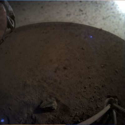 Panorama with unusually-looking "Blue Reflection" - Sol 14
Si veda il commento svolto per il Sol 8. Comunque ci sembra (anzi: é) un semplice Effetto Prismatico (o Lens Flare). Il colorito blu dovrebbe dipendere dal tipo di ottica usata per ottenere l'immagine.
Parole chiave: Mars Panorama - Controversial