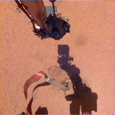 Man-made Martian Shadow - Sol 333
Caption NASA:"The shadow of NASA InSight's Robotic Arm (or "R.A." for short) moves over its Heat Probe, or "Mole," on Nov. 3, 2019, the 333rd Martian Day, or Sol, of the mission".

Nota: guardate i colori della Superficie in questa immagine  ("Naturali", ossia "Autentici", "come li vedrebbe un Essere Umano", secondo la NASA) e poi guardate quelli dell'immagine ottenuta 10 Soles più tardi. Anche questi ultimi dovrebbero essere sempre "Naturali". 

Vi sembrano identici? 

InSight, come sapete, NON si muove. Potrebbe essere un effetto dell'illuminazione solare (qui il Sole é più alto rispetto al frame del Sol 343). Oppure noi abbiamo le idee confuse sui "Colori" della Superficie di Elysium (e può pure essere, ci mancherebbe).
Parole chiave: Martian Surface