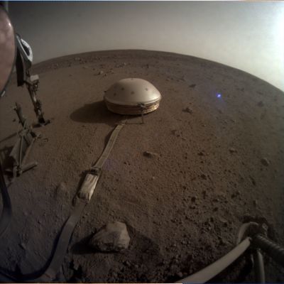 Elysium Surface - Sol 531
Le mmagini inviateci dal Lander "In-Sight" sono, di fatto e sostanzialmente, tutte quasi uguali. Nulla di che da evidenziare e, quindi, ne pubblico poche. Sicuramente i dati sismici e pressori sono interessanti (ma attendo ancora un pò di tempo prima di pubblicare e commentare); le immagini, tuttavia ed a mio umile avviso, servono davvero a poco (se non a guardare il Cielo di Marte che pure sembra - almeno a questa Latitudine e da questo posto - non cambiare mai - salva qualche semi-impercettibile nuvoletta). 

Peccato davvero che non ci sia un Rover in loco...
Parole chiave: Martian Surface and Sky