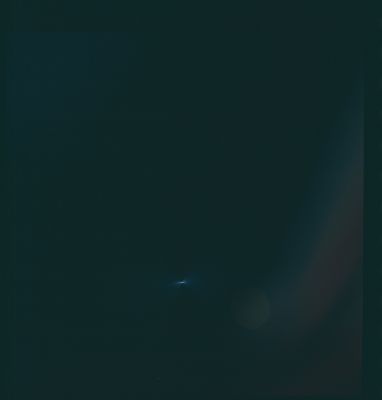 AS 13-60-8589 - S-IV-B in the distance? (1 - extra-detail mgnf)
Il Dr Barca ha reperito questa versione originale HR/Uncompressed e, a nostro parere giustamente, si è posto la domanda se l'oggetto inquadrato sia effettivamente - come suggerisce la caption dell'Apollo Image Atlas - lo stadio S-IV-B che va a perdersi nello Spazio (e che già trasse in inganno in C.U.N. e tanti altri Appassionati...) oppure se potrebbe trattarsi di qualcosa di "meno convenazionale".

A nostro avviso una risposta è impossibile darla con certezza assoluta; a logica (e visti i frames che precedono questo) si potrebbe/dovrebbe effettivamente trattare dell'S-IV-B che "floats away" ma, se osservate bene il detail mgnf, non potrete non vedere i raggi di luce azzurra che sembrano dipartirsi da esso in ambo i sensi.
Sarà carburante residuo che si perde nello Spazio? O forse è più probabile un "gioco di luce". O magari quello che stiamo guardando - semplicemente - NON E' l'S-IV-B ma qualcosa di diverso?

Noi non abbiamo risposte, purtroppo.

Un caro saluto ed un ringraziamento al Dr Barca per aver procurato il frame originale!
Parole chiave: Computer Reconstructions