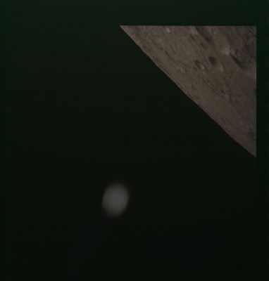 AS 13-60-8622 - The "Silver Sphere"
Caption L&PI:"Very faint Lunar Surface not discernible".

Ok. E la "Sfera Argentea"?...E' un riflesso come la "Red Bar" di AS 13-62-8898? E, se la risposta è "SI", perchè non scriverlo apertamente?

Domande, domande, domande...
Parole chiave: Very Controversial Frame