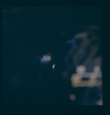 AS 13-61-8830 - Reflections?
Un altro frame famoso ed intrigante: il corpo bianco e blu, costituito da (ci sembra) 6 sfere, di diversa dimensione, è un oggetto "reale ed esterno" all'astronave USA oppure è solo il riflesso di qualche luce interna al LM (che, Vi ricordiamo, venne usato come Life-Boat dall'equipaggio dell'Apollo 13)?
Ecco la autorevole e, forse, corretta opinione del L&PI:"Earth Crescent trough Lunar Module Window with Lunar Module Equipment blurred".

Si, a ben guardare, stavolta forse sono davvero soltanto dei riflessi. Riflessi curiosi, ma riflessi...
Parole chiave: Controversial Frame