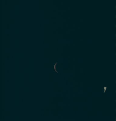 AS 13-62-8895 (1) - Space debris?
Un nuovo frame relativo alla sfortunata (ma comunque gloriosa) Missione "Apollo 13" ed un nuovo (piccolo) "mistero.

Il frame è stato - ancora una volta - individuato dal bravissimo Dr Gianluigi Barca il quale ci ha suggerito di prestare attenzione al dettaglio che si vede in basso, sulla Dx del frame: di che si tratta?

Il L&PI non si esprime al riguardo e si limita a rilasciare questa caption:"FAINT IMAGE OF MOON CRESCENT". Immagine che ritrae una debole falce di Luna. 

Ok, perfetto. 
Preso atto della reticenza (o, forse, della mera distrazione) degli Amici del L&PI, proviamo noi a fornire una spiegazione del particolare (una idea sulla sua natura che, speriamo, Vi risulti chiara e credibile).

Guardate il detail-mgnf che segue...
Parole chiave: Controversial Frame