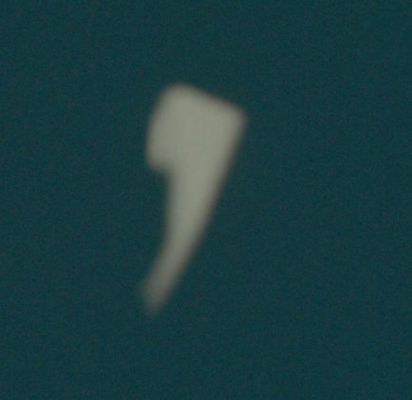 AS 13-62-8895 (2) - Space debris?
Dettaglio extra-magnificato (sempre da parte del bravissimo Dr Barca) dell'oggetto che si intravede all'esterno della Navicella Spaziale Americana.

A nostro parere non si tratta di un OVNI, nè di un riflesso, nè di un image-artifact, nè di una componente esterna dell'Astronave. 
E allora?
E allora potrebbe trattarsi di uno dei detriti che, a seguito dell'esplosione che mise a repentaglio la vita degli Astronauti (oltre che la stabilità e la sicurezza della Navicella), rimasero "gravitazionalmente aggrappati" - per un lungo intervallo di tempo - allo spazio circostante l'Apollo 13.

Forse.
O forse si tratta di qualcosa che non sapremo mai.

Comunque sia, il nostro (ormai) consueto "Bravo!" al Dr Barca ed ai suoi occhi!
Parole chiave: Controversial Frame