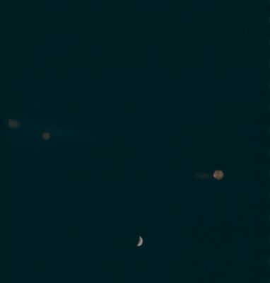 AS 13-62-8905 - The "Golden Anomaly"
Caption L&PI:"Very distant Earth crescent with MULTICOLORED CIRCULAR SHAPE".

MULTICOLOR CIRCULAR SHAPE: questa è la prima volta che si legge qualcosa del genere e, onestamente, ne prendiamo atto con immensa soddisfazione! 
Peccato, tuttavia, che al L&PI nessuno si azzardi a tentare una interpretazione di questa "MULTICOLORED THING" che noi, parecchio tempo fa, battezzammo con il nick-name di "Golden Anomaly"... Comunque va bene: anche questa descrizione è buona e, se non altro, sappiamo che l'oggetto NON è un image-artifact e NON è un riflesso di qualcosa che si trova all'interno dell'Astronave Americana.

E questi due elementi non sono affatto cosa da poco!...
Parole chiave: Extremely Controversial Frame