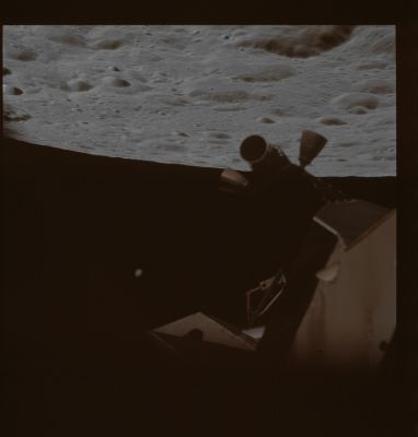 AS 17-151-23128 (1) - Extra Lunar Object? (context frame)
Una nuova segnalazione di possibile "Transient Orbitale" da parte del Dr Gianluigi Barca, su frame NASA Original Uncompressed.
L'oggetto argenteo (ma dai riflessi dorati sui bordi) che presenta una nettissima sfuocatura (e, forse, anche una deformazione) da movimento, è un image-artifact o è qualcosa d'altro e di diverso?

Nè la NASA, nè il L&PI hanno mai menzionato il dettaglio in questione e questo dato, forse, è già di per se stesso alquanto significativo...


Parole chiave: Controversial Frame