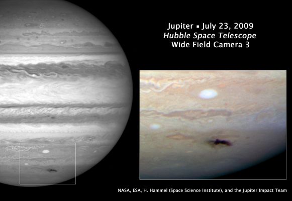 Impact on Jupiter! (from Hubble Space Telescope - ctx frame)
NASA scientists have interrupted the checkout and calibration of the Hubble Space Telescope to aim the recently refurbished observatory at a new expanding spot on the giant planet Jupiter. The spot, caused by the impact of a comet or an asteroid, is changing day to day in the Planet's cloud tops.

For the past several days the world's largest telescopes have been trained on Jupiter. Not to miss the potentially new science in the unfolding drama 360 MMs away, Space Telescope Science Institute director Matt Mountain allocated discretionary time to a team of astronomers led by Heidi Hammel of the Space Science Institute in Boulder, Colo.
The Hubble picture, taken on July 23, 2009, is the sharpest visible-light picture taken of the impact feature. The observations were made with Hubble's new camera, the Wide Field Camera 3 (WFC3).

"This image of the impact on Jupiter is fantastic" said U.S. Senator Barbara A. Mikulski, D-Md., chairwoman of the Commerce, Justice and Science Appropriations Subcommittee. "It tells us that our astronauts and ground crew at the Goddard Space Flight Center successfully repaired the Hubble telescope".

"This is just one example of what Hubble's new, state-of-the-art camera can do, thanks to the STS-125 astronauts and the entire Hubble team," said Ed Weiler, associate administrator of NASA's Science Mission Directorate. "However, the best is yet to come!".

"Hubble's truly exquisite imaging capability has revealed an astonishing wealth of detail in the 2009 impact site" said Hammel. "By combining these images with our ground-based data at other wavelengths, our Hubble data will allow a comprehensive understanding of exactly what is happening to the impact debris. My sincerest congratulations and thanks to the team who created Wide Field Camera 3 and to the astronauts who installed it!".

Co-investigator Imke de Pater of the University of California at Berkeley said: "The combination of the Hubble data with mid-infrared images from the Gemini telescope will give us an insight into changes of the vertical structure of the atmosphere due to the impact".
Parole chiave: From Space Images - Hubble Space Telescope (HST)
