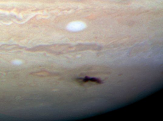 Impact on Jupiter! (from Hubble Space Telescope - edm)
Discovered by Australian amateur astronomer Anthony Wesley on Sunday, July 19, 2009, the spot was created when a small object plunged into Jupiter's atmosphere and disintegrated. The only other time in history such a feature has been seen on Jupiter was 15 years ago.

"This is strikingly similar to the comet Shoemaker Levy 9 that impacted Jupiter in July 1994" said team member Keith Noll of the Space Telescope Science Institute in Baltimore, Md.

"Since we believe this magnitude of impact is rare, we are very fortunate to see it with Hubble" added Amy Simon-Miller of NASA's Goddard Space Flight Center in Greenbelt, Md. She explained that the details seen in the Hubble view shows a lumpiness to the debris plume caused by turbulence in Jupiter's atmosphere. The spot is presently twice the length of the United States.

Simon-Miller estimated that the diameter of the object that slammed into Jupiter was at least the size of several football fields. The force of the explosion on Jupiter was thousands of times more powerful than the suspected comet or asteroid that exploded over the Tunguska River Valley in Siberia in June 1908.

The WFC3, installed by the STS-125 astronauts in May, is not yet fully calibrated. So while it is possible to obtain celestial images, the camera's full power cannot yet be realized for most observations. The WFC3 can still return meaningful science images that will complement the Jupiter pictures being taken with ground-based telescopes.

This is a Natural Color image of Jupiter as seen in Visible Light.

Credit: NASA, ESA, and H. Hammel (Space Science Institute, Boulder, Colo.), and the Jupiter Impact Team

The members of the Jupiter Impact Team are:

Dr. Heidi B. Hammel (Space Science Institute, Boulder, Colo.) 
Dr. Amy Simon-Miller (NASA's Goddard Space Flight Center, Greenbelt, Md.) 
Dr. Keith S. Noll (Space Telescope Science Institute, Baltimore, Md.) 
Dr. Michael H. Wong (Space Telescope Science Institute, Baltimore, Md.) 
Prof. John T. Clarke (Boston University, Boston, Mass.) 
Prof. Imke de Pater (University of California, Berkeley, Calif.) 
Dr. Glenn S. Orton (Jet Propulsion Laboratory, Pasadena, Calif.) 
Dr. Agustin Sanchez-Lavega (University of the Basque Country, Spain)

CONTACT
Dwayne Brown
HQ, Washington
202-358-1726
dwayne.c.brown@nasa.gov

Ray Villard
Space Telescope Science Institute, Baltimore, Md.
410-338-4514
villard@stsci.edu
Parole chiave: From Space Images - Hubble Space Telescope (HST)