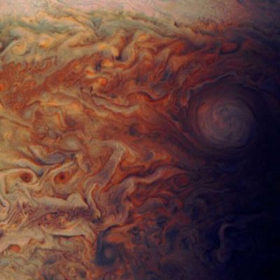 Atmosphärische Turbulenzen
Zur Vorgeschichte: nach einer über fünfjährigen Reise erreichte die Raumsonde Juno am 4. Juli 2016 die Umlaufbahn um Jupiter. Entfernung zur Erde: 1,74 Milliarden Meilen. Am 24. Oktober absolvierte sie ihren achten nahen Vorbeiflug, durchquerte die Wolkendecke des Planeten und näherte sich Jupiters Oberfläche bis auf 3.400 Kilometer. Ihre Mission? Daten und Bilder des größten Planeten unseres Sonnensystems zu sammeln und zur Erde zu übermitteln.
Nach einer Verzögerung (Anfangsphase) bei der Datenübertragung aufgrund einer Sonnenkonjunktion, bei der die Kommunikation zwischen Jupiter und Erde durch die extreme Nähe zur Sonne unterbrochen wurde, erreichten die in der Juno-Sonde gespeicherten Daten die NASA – und die Ergebnisse sind verblüffend. Die Bilder zeigen die geheimnisvollen Nord- und Südpole des Planeten sowie gigantische Gasstürme. Während wir auf weitere nahe Vorbeiflüge warten, präsentieren wir Ihnen einige beeindruckende Bilder, die die Sonde vom Gasriesen, dem fünften Planeten unseres Sonnensystem.
Parole chiave: Jupiter