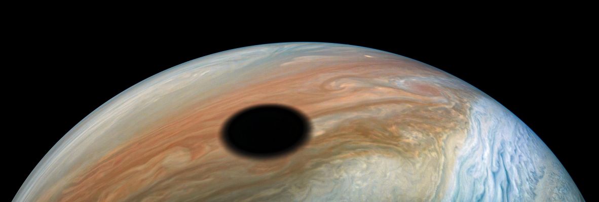 Io's Shadow
Caption NASA Originale:"Jupiter's volcanically active moon Io casts its shadow on the planet in this dramatic image from NASA's Juno Spacecraft. As with solar eclipses on the Earth, within the dark circle racing across Jupiter's cloud tops one would witness a full solar eclipse as Io passes in front of the Sun.

Such events occur frequently on Jupiter because it is a large planet with many moons. In addition, unlike most other planets in our solar system, Jupiter's axis is not highly tilted relative to its orbit, so the Sun never strays far from Jupiter's equatorial plane (+/- 3°). This means Jupiter's moons regularly cast their shadows on the planet throughout its year.

Juno's close proximity to Jupiter provides an exceptional fish-eye view, showing a small fraction near the planet's Equator. The shadow is about 2.200 miles (such as approx. 3.540,55 Km) wide, approximately the same width as Io, but appears much larger relative to Jupiter.

A little larger than Earth's Moon, Io is perhaps most famous for its many active volcanoes, often caught lofting fountains of ejecta well above its thin (?) Atmosphere.

Citizen scientist Kevin M. Gill created this enhanced-color image using data from the spacecraft's JunoCam imager. The raw image was taken on Sept. 11, 2019 at 8:41 p.m. PDT (11:41 p.m. EDT) as the Juno spacecraft performed its 22nd close fly-by of Jupiter. At the time the image was taken, the spacecraft was about 4.885 miles (approx. 7.861,64 Km) from the cloud tops at a Latitude of 21° North".

Nota: e per chi ha visto il famoso "2010 Odissea Due: l'Anno del Contatto", questa immagine dovrà "ricordare" qualcosa...
Parole chiave: Jupiter
