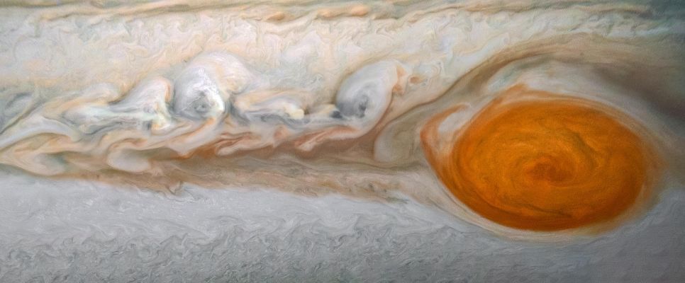 The "Eye" of Jupiter
Caption NASA Originale:"Swirling in Jupiter's Atmosphere for hundreds of years, the Great Red Spot is captured in this pair of close-up images from Juno's JunoCam Camera. The giant storm churns through Jupiter's Atmosphere, creating the turbulent flows to its West. On the West-side of the Great Red Spot itself, a sliver of red material is being pulled off the periphery. This is a recent, frequent, phenomenon first observed in ground-based data in 2017.

Two images have been mosaicked together by citizen scientist Kevin M. Gill to create this enhanced color composite. When they were taken on Feb. 12, 2019 at 10:24 a.m. PDT (1:24 p.m. EDT) and 10:29 a.m. PDT (1:29 p.m. EDT), Juno was about 43.500 miles (such as about 70.006,464 Km) above Jupiter's cloud tops. Features as small as 31 miles (approx. 49,889 Km) can be resolved in the images, allowing us to see structure in the interior of the Great Red Spot, as well as the fine texture of the white clouds in the South Tropical Zone below".
Parole chiave: Jupiter