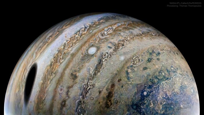 A "Hole" in the King!
Naturalmente non è un "buco": solo l'ambra di Ganymede, che oscura una piccola Regione del Gigante Gassoso. Un raffronto fra questa immagine e quella che propone l'ombra di Io (PIA23437) potrebbe risultare interessante...
Parole chiave: Jupiter