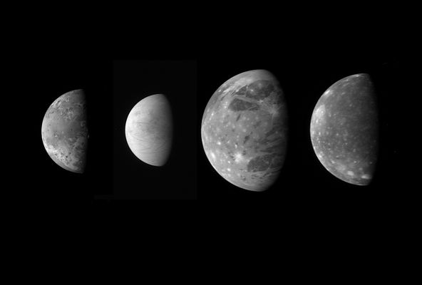 The "Galilean Family" of Jupiter
This montage shows the best views of Jupiter's four large and diverse "Galilean" satellites as seen by the Long Range Reconnaissance Imager (LORRI) on the New Horizons spacecraft during its flyby of Jupiter in late February 2007. The four moons are, from left to right: Io, Europa, Ganymede and Callisto. The images have been scaled to represent the true relative sizes of the four moons and are arranged in their order from Jupiter.

Io, 3,640 kilometers (2,260 miles) in diameter, was imaged at 03:50 Universal Time on February 28 from a range of 2.7 million kilometers (1.7 million miles). The original image scale was 13 kilometers per pixel, and the image is centered at Io coordinates 6 degrees south, 22 degrees west. Io is notable for its active volcanism, which New Horizons has studied extensively. 

Europa, 3,120 kilometers (1,938 miles) in diameter, was imaged at 01:28 Universal Time on February 28 from a range of 3 million kilometers (1.8 million miles). The original image scale was 15 kilometers per pixel, and the image is centered at Europa coordinates 6 degrees south, 347 degrees west. Europa's smooth, icy surface likely conceals an ocean of liquid water. New Horizons obtained data on Europa’s surface composition and imaged subtle surface features, and analysis of these data may provide new information about the ocean and the icy shell that covers it.

New Horizons spied Ganymede, 5,262 kilometers (3,268 miles) in diameter, at 10:01 Universal Time on February 27 from 3.5 million kilometers (2.2 million miles) away. The original scale was 17 kilometers per pixel, and the image is centered at Ganymede coordinates 6 degrees south, 38 degrees west. Ganymede, the largest moon in the solar system, has a dirty ice surface cut by fractures and peppered by impact craters. New Horizons’ infrared observations may provide insight into the composition of the moon’s surface and interior.

Callisto, 4,820 kilometers (2,995 miles) in diameter, was imaged at 03:50 Universal Time on February 28 from a range of 4.2 million kilometers (2.6 million miles). The original image scale was 21 kilometers per pixel, and the image is centered at Callisto coordinates 4 degrees south, 356 degrees west. Scientists are using the infrared spectra New Horizons gathered of Callisto’s ancient, cratered surface to calibrate spectral analysis techniques that will help them to understand the surfaces of Pluto and its moon Charon when New Horizons passes them in 2015.

Parole chiave: Jupiter's Moon - Io, Europa, Ganymede e Callistus