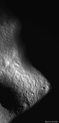 From Light to Darkness: Lunar Terrain
Caption JAXA:"This image was obtained using TC cameras of the Kaguya Probe about 10 minutes prior to the KAGUYA's controlled impact on the Moon. Observation location was between Craters Drygalski and Ashbrook (approx. 83° South and 260° East); the probe's altitude was about 18.500 meters".
Parole chiave: The Moon from Orbit