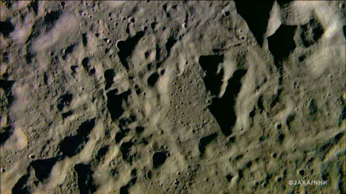 The "hidden colors" of the Moon (by Dr M. Faccin)
Note di Marco Faccin:"...stavo guardando queste immagini e, se ci fate caso, presentano una sorta di "disturbo a scalino"; ho quindi pensato di deinterlacciarle e poi ho scoperto che avevano dei "colori nascosti".
Provate anche Voi, con un qualsiasi programma di colorizzazione: aumentate la saturazione colore e vedrete! 
Perchè sono state decolorate? Non ne ho idea.
Il problema è che sembra che si sia usato uno standard video diverso dal PAL. E' quindi difficile ricostruire l'esatta matrice del colore originale ripreso però possiamo accontentarci di quel poco che è rimasto...".

Note di Paolo C. Fienga:"La Luna ha dei colori suoi propri, del tutto specifici e peculiari? Si, certo: ovviamente: come TUTTO nell'Universo. 
Perchè non li vediamo? Perchè i nostri occhi - ergo la nostra "vista" - per meravigliosi/a che sìano/sia, sono/è limitati/a. E perchè le Agenzie Spaziali "nascondono" i colori? 
Ma è ovvio: perchè, come Vi abbiamo dimostrato più e più volte, l'informazione "colore" ci permette l'acquisizione di conoscenze ulteriori e profonde in ordine a quanto osservato (pensate al Cielo ed alla Superficie di Marte, come esempi più eclatanti). 
Ed è evidente che l'acquisizione di dette conoscenze "ulteriori" e "profonde", nell'ottica di NASA, ESA, JAXA etc., non deve (ancora?) diventare/essere un "Patrimonio Comune".

E questo è quanto.
Parole chiave: The Moon from orbit - Craters - Pythagoras Crater