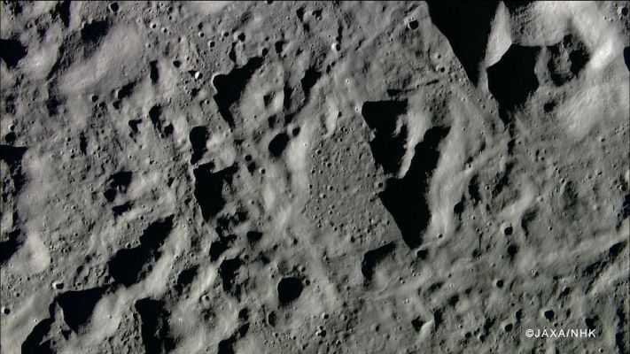 Pythagoras Crater
Caption JAXA:"Here is a snapshot around the Central Peak of Pythagoras Crater (the center is located at about 63,5° North and 63° West; D = approx. 142 Km), obtained by HDTV-TELE at 2008/12/12 08:36:00 (UT)".
Parole chiave: The Moon from orbit - Craters - Pythagoras Crater