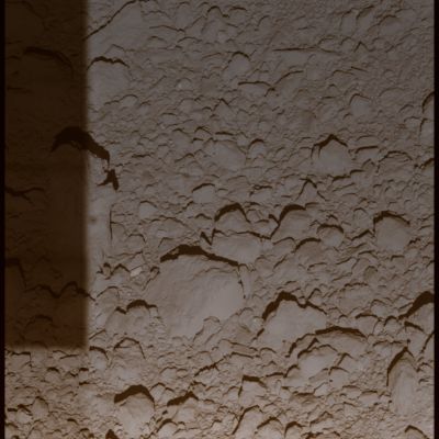 The unbelievable surface of 25143-Itokawa (HR - possible natural colors; elab. Lunexit)
Il piccolo Asteroide Itokawa si mostra ancora una volta per ciò che è: un piccolo mondo senza crateri e, apparentemente, senza polveri, la cui superficie - come questa splendida immagine HR ottenuta dalla Sonda JAXA "Hayabusa" - sembra risolversi in una serie di strati "a squame", tutti sensibilmente inclinati rispetto al piano dell'asteroide e, forse, piuttosto affilati (ci ricordano, in versione più grande, i "Razorblades" dei Crateri Endurance e Victoria (Marte).
Un piccolo mondo che, dopo un breve periodo di "fama", è ripiombato nell'oblìo collettivo, dopo che la Sonda JAXA "Hayabusa" ha malfunzionato (in circostanze e per cause ancora abbastanza oscure). 
I Giapponesi, come ovvio, hanno preso molto male questo incidente, ma la coltre di silenzio che è caduta sulla Missione - la quale, come saprete, ha mostrato alla Terra il primo (ed unico?) Corpo Celeste PRIVO di crateri (un altro "schiaffo" per uno dei Maggiori Dogmi dell'Astronomia Convenzionale) - ha lasciato tutti molto perplessi.
Parole chiave: Asteroids - Itokawa