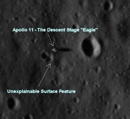 The Apollo 11 Descent Stage and the "Mistery Cloud" (edm; credits: Lunar Explorer Italia)
A nostro parere non serve questionare - stupidamente - la realtà o meno delle Missioni Apollo per cercare "Mistero" (o "Complotto"...): guardate questo edm derivato dal frame precedente. Le ombre ci dicono tutto: altezze ipotetiche degli oggetti ripresi, inclinazioni, albedo etc.
L'ombra del Descent Stage dell'Apollo 11 è spettacolarmente chiara e va anche a dimostrare la correttezza della nostra ricostruzione (vecchia di 5 anni ormai) in ordine al motivo per cui alcuni frames Apollo 11 SEMBRAVANO presentare un orizzonte "tagliato".
E allora? Dov'è il "Mistero"?

Semplice: osservate il rilievo indicato dalla freccia e capirete. Visivamente si presenta come un piccolo "mound" - simile a quello prossimo all'area di Landing dell'Apollo 12 e fotografato più volte da Bean e Conrad - ma, in realtà, la sua texture lo rende simile ad una sorta di nuvola. Inoltre, se guardate con attenzione, noterete un'ombra incongrua fra il rilievo misterioso ed il cratere latistante.

Insomma: la Luna è vicina...Ma ancora ben lungi dall'essere pienamente compresa in tutte le sue sfaccettature e fenomenologie.
Parole chiave: The Moon from orbit - Sea of Tranquillity