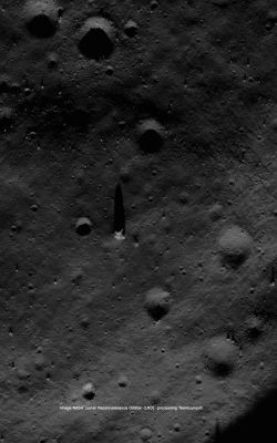 Just a Mound or, maybe, a Remnant? (CTX Frame - credits for add. process.: Dr Marco Faccin - Lunexit Team)
Un "Mound" (terrapieno), o forse una collinetta di discrete dimensioni (notate l'ombra)? O magari si tratta di qualcosa di più esotico ed ormai andato in rovina, dopo eoni di bombardamento meteorico? L'albedo del rilievo è significativa; la sua forma (almeno nella sua parte visibile), bizzarra, e l'altezza, considerata anche la caratterizzazione fisica della Regione alla quale esso accede, lo rende un dettaglio, se non altro, "curioso".
Forse non è nulla di particolare. O forse si. 

Ai Posteri l'ardua Sentenza... (e nel frattempo un grandissimo complimento al nostro Marco Faccin per l'occhio che ha avuto!)
Parole chiave: The Moon from  orbit - Unusual Surface Feature