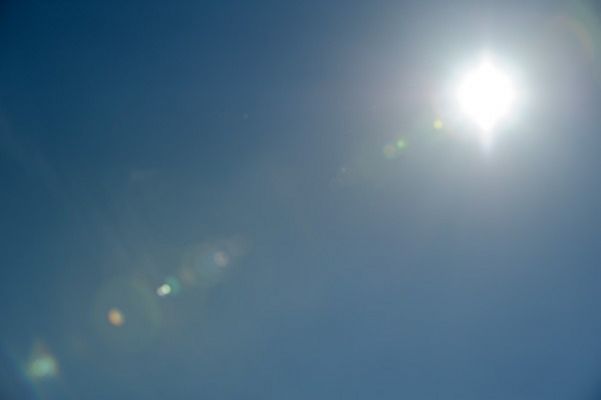 Colorful "Lens Flare"?
I flare (chiamati anche Lens-flare o Flare-effect) sono dei difetti ottici che si verificano in determinate condizioni di luce fotografando o filmando una scena. La presenza di flare in un'immagine può portare a una grande perdita di contrasto con un conseguente appiattimento della gamma cromatica, questo fenomeno viene chiamato Flare a velo, oppure può far comparire dei bagliori o delle piccole aberrazioni cromatiche in diversi punti della composizione, queste imperfezioni vengono anche chiamate Ghost fotografici e differiscono tra loro per forma o colore.
Parole chiave: Photography