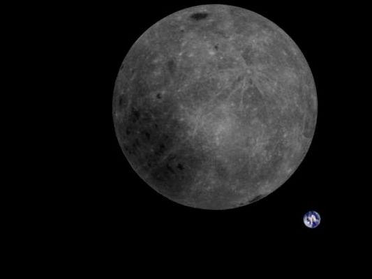 Nice "Duo", awful picture
This photo of Earth and the Lunar Far Side, maybe our best ever, was taken yesterday by the Chinese Lunar Satellite DSLWP-B (Longjiang-2). The Dwingeloo telescope downloaded the photo from the satellite.

Nota: se questa immagine - palesemente "ritagliata", anche per occhi non abituati alla fotografia spaziale (si guardi il bordo Lunare - Lunar Limb -, confrontandolo con immagini "vere" per capire bene... - viene definita come la "Best Ever" (migliore di sempre). Beh, evidentemente chi aiuta l'Agenzia Spaziale Cinese a fare propaganda si è dimenticato delle straordinarie immagini ottenute non solo a non tanto dalla NASA, quanto dall'Agenzia Spaziale Sovietica con la Sonda ZOND-3 nel 1969 (!). E comunque, se questa scadentissima "cartolina" del Sistema Terra-Luna è la "best ever", non osiamo immaginare la "worst" one...
Parole chiave: Moon