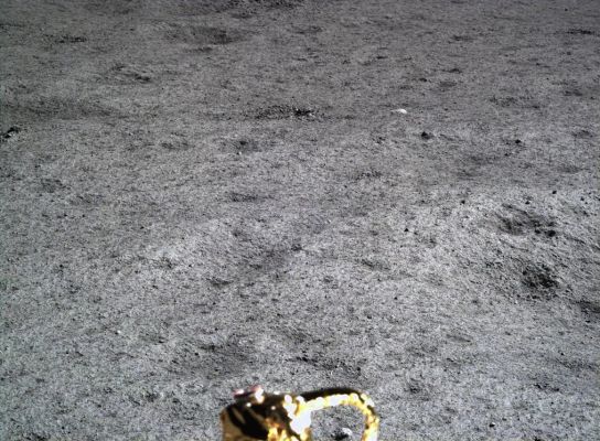 The "Dark Side of the Moon": the Surface
Poco più di un anno fa, la sonda cinese Chang'e 4 è diventata la prima ad atterrare sul lato della Luna non visibile dal nostro pianeta: per celebrare questo anniversario, la Cina ha rilasciato una serie di dati scientifici e immagini catturate dal veicolo spaziale. Dal suo atterraggio il Rover ha in realtà percorso poco più di 350 metri studiando le formazioni rocciose del nostro satellite, e grazie a una "Terrain Camera" montata nella parte superiore del Lander ha fornito scatti ad altissima definizione, come potete vedere nelle foto di questa Gallery. La speciale macchina fotografica, morta alla fine del primo giorno lunare (circa 29,5 giorni terrestri), era in grado di ruotare di 360° e ha fornito dettagliati e interessanti materiali di studio per gli scienziati.
Parole chiave: Lunar Surface - Chang-e 4 Lander