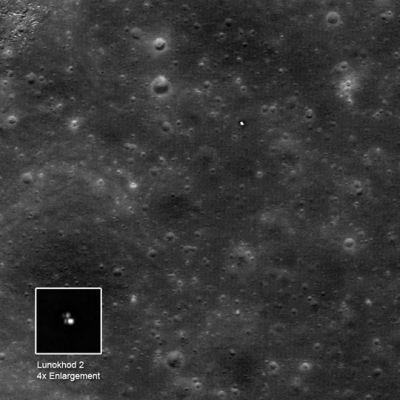 Look at that! The Lunokhod 2 Rover, from LRO
Lunokhod 2 Rover, note its tracks tracing its route southward. The enlargement is specially stretched to show the form of the Rover, the brighest area may be the open clamshell lid, ~400 meters wide.
Parole chiave: Lunar Surface - Lunokhod 2 Rover