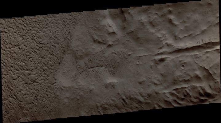 Lycus Sulci (Natural Colors; credits: Lunexit)
Lycus Sulci is a very complex Region surrounding the Northern Flank of Olympus Mons. 
This VIS image shows several features found in Lycus Sulci including Tectonic Derived Ridges (Dx) with Dark Slope Streaks and extensive wind etching and erosion of materials (Sx).
Parole chiave: Mars from orbit - Chaotic Terrain - Lycus Sulci