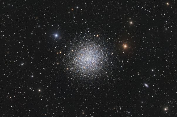 M-013-4 - The Great Globular Cluster in Hercules
Verrà la morte e avrà i tuoi occhi.
Questa morte che ci accompagna
Dal mattino alla sera, insonne,
Sorda, come un vecchio rimorso,
O un vizio assurdo. 
I tuoi occhi saranno una vana parola,
Un grido taciuto, un silenzio.
Così li vedi, ogni mattina,
Quando su te sola ti pieghi,
Nello specchio. 
O cara Speranza,
Quel giorno sapremo anche noi
Che sei la vita e sei il nulla.
Per tutti la Morte ha uno sguardo.
Verrà la Morte e avrà i tuoi occhi.
Sarà come smettere un vizio,
Come vedere nello specchio,
Riemergere, un viso morto.
Come ascoltare un labbro chiuso.
E scenderemo, nel gorgo, muti.

Cesare Pavese
Parole chiave: Amatorial Pictures