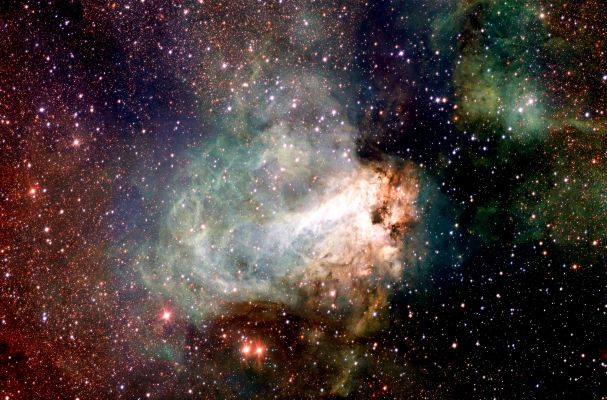 M 17 - The "Omega Nebula"
"...e così, giunto al vero limitare dei miei Passi di Uomo, ecco, simili a fiocchi di neve che cadono durante una quieta tormenta, le risposte sono tutte arrivate. 
Tutte.
Ed io le ho prese, guardate, lette.

Tutte.

Ma quelle risposte, ahimè, non sono servite a nulla poichè, quando si è giunti in quella Regione della Vita, tutti gli interrogativi vengono persi e dimenticati: non contano più. Non hanno più peso.

E le mie domande, quindi, come fiocchi di neve durante una quieta tormenta, si sono confuse tra loro, disegnando un paesaggio bianco ed infinito, che si stende davanti a me: io lo guardo. 
Lo osservo.

Ed infine, timidamente, mi incammino, sino a perdermi nella Luce intensa..."

P.C. Floegers - "Cronache di Viaggio"
Parole chiave: From Earth Images - Professional Pictures