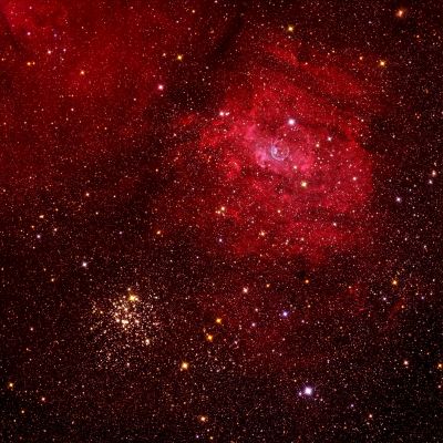 M 52 and the "Bubble Nebula"
"...Voglio dirti una cosa, una cosa che ancora non sai e che noi sappiamo, perchè abbiamo vissuto abbastanza da averlo già scoperto.

L'Universo si espanderà, poi tornerà a collassare su se stesso, e poi si espanderà di nuovo ripetendo questo processo all'infinito. 

Questo lo sai.

Quello che non sai è che quando l'Universo si espanderà di nuovo, tutto quanto sarà come adesso: qualunque errore avrai commesso in questa vita, lo ripeterai nel tuo prossimo passaggio.
Ogni errore che segnerà il tuo cammino, ti sopravviverà. 
E si ripeterà ancora, e ancora, e ancora. 
Per sempre.

Quindi il consiglio che ti do è quello di fare le scelte giuste adesso: perchè questo momento è tutto ciò che hai..."

(dal film "K-Pax")
Parole chiave: From Earth Pictures - Professional Pictures