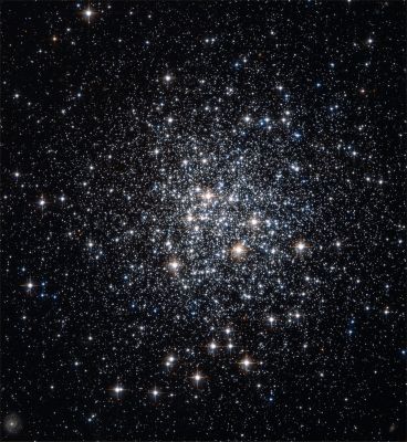 M 72 - Globular Star Cluster
"...L'opinione è un'espressione dell'intelletto individuale che, talvolta, s'incorna con quella altrui.
Difendere la propria è un sacrosanto Diritto ed è segno di coerenza e di coraggio; deridere e/o disprezzare quella altrui, è un comportamento aberrante, segno di arroganza ed ignoranza..."

(estratto dal periodico "La Nuova Voce Giuliana" - Maggio 2010)
Parole chiave: From Space Pictures - HST Pictures
