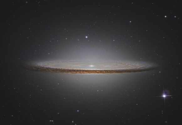 M 104 - Spiral Galaxy
"...De asini umbra..."

(Apuleio)

"...Circa la disputa sull'ombra dell'asino..."

nota: si allude alla novelletta che Demostene raccontò agli Ateniesi quando, mentre parlava di cose importanti, si accorse che nessuno gli prestava attenzione. Ed infatti tutti si "svegliarono" allorchè, al posto delle serie problematiche di quel luogo e di quel tempo, il buon Demostene promise di raccontare (come poi raccontò) una - allora... - famosa barzelletta. 
Parole chiave: From Space Images - Hubble Images