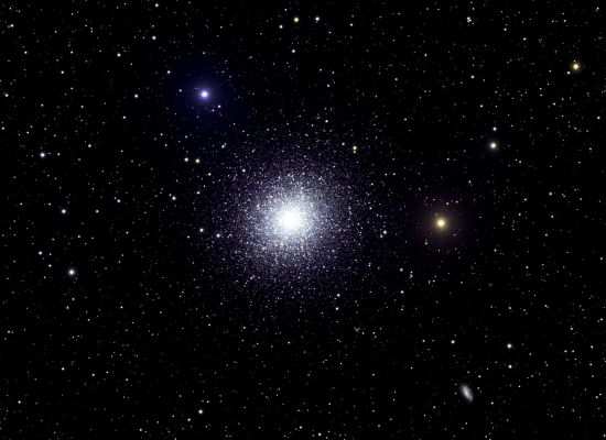 M 13 - Globular Star Cluster
"...Una salus victis: nullam sperare salutem..."

(Virgilio)

"...Per i vinti c'è una sola salvezza: il non sperare di averla..."
Parole chiave: From Earth Pictures - Amatorial Pictures