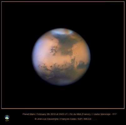 Green Patches on Mars (Earth View, from Pic-du-Midi)
La NASA può, giustamente, sostenere quello che vuole (o, come ha fatto oggi, nella caption dedicata a questo frame, può non dire assolutamente nulla), ma le "macchie di verde" che si vedono con estrema chiarezza sulla Superficie di Marte in questa recentissima immagine ottenuta dall'Osservatorio Astronomico Francese "Midi-Pyrénées" NON SONO, a nostro modo di vedere e di interpretare, il prodotto di una semplice - ancorchè curiosa - aberrazione cromatica.
Anche nei nostri (certo non "fantascientifici", ma sicuramente accurati e professionali) color-processing il "verde" appare, su Marte, sempre più spesso: sia nei frames superficiali, sia nei frames orbitali. 
Forse sarebbe il caso di fare, ai livelli di competenza più opportuni, qualche seria riflessione sulla Natura ed, eventualmente, la portata di questo fenomeno...

Caption NASA:"It's Spring for the Northern Hemisphere of Mars and Spring on Mars usually means Dust Storms. So the dramatic brown swath of dust (top) marking the otherwise white North Polar Cap in this picture of the Red Planet is not really surprising. 
Taking advantage of the good views of Mars currently possible near opposition and its closest approach to planet Earth in 2010, this sharp image shows the evolving Dust Storm extending from the large dark region known as Mare Acidalium below the Polar Cap. It was recorded on February 2nd, 2010, with the 1 meter telescope at Pic Du Midi, a mountain top observatory in the French Pyrenees".

Nota Lunexit: BIZZARRO! Gli Amici di Pasadena hanno visto la "Striscia Marrone" che taglia la Calotta Nord Polare (marrone che poi è, secondo noi, un bel color arancione vivace...), ma non vedono il Verde che si stende, dalla Pianura di Acidalia, sino alla Regione di Vastitas Borealis e poi "scende", attraversando le Regioni Equatoriali (con una parte di Meridiani Planum), per quindi giungere sino alle porte della Terra di Noachis, nelle profondità dell'Emisfero Australe di Marte.

Certo, è possibile che il Verde che vediamo sia il prodotto - comunque - di un'aberrazione di un qualche tipo: noi ne siamo PERFETTAMENTE consapevoli. Ma, alle volte, quello che ci lascia perplessi, è il silenzio da parte di Coloro che sanno (o che dovrebbero sapere), anche davanti a fenomenologie di indubbia curiosità, se non di "interesse scientifico" in senso stretto.

Insomma: il brown (marrone) è una cosa, il green (che si vede qui), un'altra. 
Perchè si sceglie DELIBERATAMENTE di ignorare SEMPRE l'eventualità che "qualcosa di nuovo e di inatteso", su Marte, come forse su Plutone o - chissà - su Titano ed Encelado, stia realmente accadendo? 
Ma di che cosa hanno paura "Coloro che sanno"? Forse di dover riscrivere qualche libro? 
O forse di dover pubblicamente riconoscere la loro COLOSSALE  ignoranza ed arroganza intellettuale?

... Pensateci sopra...
Parole chiave: From Earth Pictures - Professional Pictures - Obs. Midi-Pyr�n�es 