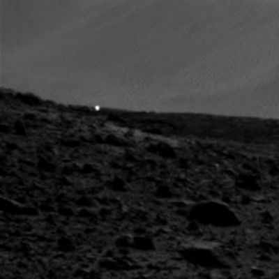 The "Spark in the Dark" (1) - Sol unknown
Altra immagine interessante ma, senza dati tecnici disponibili, possiamo solo "buttarla lì" senza commentarla. Non sappiamo nemmeno se sia correlabile alle quattro che precedono. Può essere qualcosa di "reale", come può essere una (ennesima) "bufala". 

A volte i "Ricercatori" di Anomalie sembrano fare di proposito queste "occultazioni" (stupidissime) di dati che sarebbero del tutto fondamentali per supportare (o smontare) un'ipotesi. Non so se lo fanno perché sono in malafede o perché sono solo degli incapaci. E quale che sia l'opzione scelta, nessuna gli fa onore...
Parole chiave: Martian Surface - possible Anoamly