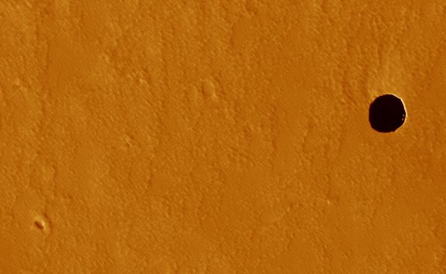 The "Martian Black Hole" (context frame - fragment - false colors)
Per i commenti su questo frame, Vi invitiamo a leggere l'articolo pubblicato su TruePlanets dal titolo:The “Martian Black Hole”, ovvero: una ricostruzione alternativa circa la possibile natura di un rilievo marziano inquietante…
(riesame critico del frame Mars Reconnaissance Orbiter PSP_003647_1745) - del Dr Paolo C. Fienga e di Lunar Explorer Italia.

Parole chiave: Mars from orbit - Extremely Controversial Surface Feature