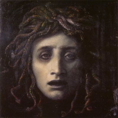 Possible Encounter in Gorgonum Chaos...
Figlia di Forco e di Ceto, Medusa era una delle Gorgoni, insieme a Steno ed Euriale, ma lei era l'unica ad essere mortale. 

Nelle rappresentazioni più antiche ella era orrenda, esattamente come le sue sorelle Steno ed Euriale. In versioni più recenti, tuttavia (Pindaro, Ovidio), Medusa venne considerata bellissima e spaventosa allo stesso tempo. 

Secondo il mito, Poseidone si era innamorato di Medusa quando ancora era una bellissima fanciulla. Una notte, il dio la sedusse (o forse la violò) nel tempio di Atena. Quest'ultima, profondamente irritata dall’affronto subito, trasformò la fanciulla in un orribile mostro: le mani vennero trasformate in pezzi di bronzo; sulla schiena sorsero delle ali d’oro ed il suo corpo venne ricoperto di scaglie; i denti furono resi simili a zanne di cinghiale; i capelli divennero dei serpenti ed il suo sguardo acquisì il potere di trasformare in pietra chiunque lo incrociasse. 

Medusa fu uccisa da Perseo, che le mozzò la testa, ma guardando la sua immagine riflessa sul suo scudo, lucido come uno specchio. 

Quando le tagliò il capo, dal collo della Gorgone uscirono i figli che aveva generato dopo la notte con Poseidone: Pegaso e Crisaore e, secondo Ovidio, dal suo sangue nacquero anche il corallo rosso e l'Anfesibena (trattasi di un mitico serpente dotato di due teste: una ad ogni estremità del corpo, e di occhi che brillano come lampade. Secondo il mito greco, Anfesibena fu generata dal sangue gocciolato dalla testa di Medusa quando Perseo volò, stringendola in pugno, sopra il deserto libico. L'Anfesibena, come creatura mitologica e leggendaria, è stata citata da Marco Anneo Lucano e Plinio il Vecchio. Viene citata, inoltre, da Dante nel Canto 24mo dell'Inferno e da Borges nel suo "Manuale di Zoologia Fantastica").

La testa della defunta Gorgone - sebbene mozzata - non perse il suo orribile potere pietrificante e Perseo, infatti, la mostrò ad Atlante, così trasformandolo in pietra.
La testa di Medusa fu quindi - ed infine - donata da Perseo ad Atena, che a sua volta gli aveva dato lo scudo specchiato con il quale l'aveva potuta affrontare senza guardarla direttamente negli occhi e senza così subire la pietrificazione, ed Atena, una volta ricevutala, la pose al centro della propria Egida.
Parole chiave: Medusa