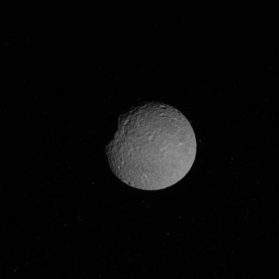 Mimas is looking away...
Caption NASA:"N00085241.jpg was taken on June 28, 2007 and received on Earth June 28, 2007. The camera was pointing toward Mimas that, at the time, was approx. 181.809 Km away. The image was taken using the P0 and GRN filters. 
This image has not been validated or calibrated".
Parole chiave: Saturn's Moons - Mimas