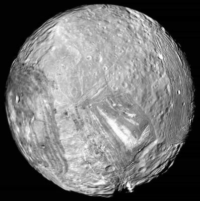 Miranda (full disk)
Le "Verona Rupes" sono in basso, leggermente alla Dx dell'Osservatore.
Parole chiave: Uranus' moon Miranda