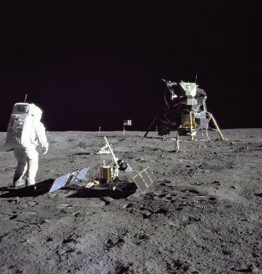 Moon Quakes?
Lunamoti? Eventi inesistenti o, nella migliore delle ipotesi, "eventi residuali". Questa la posizione ufficiale NASA sino a pochissimo tempo fa.
Poi, nella rubrica "NASA - Picture of the Day" del giorno 10 Ottobre 2010, ecco che i Moonquakes vengono definiti come eventi "surprisingly common" (la traduzione non serve...).
E meno male che la NASA è sempre chiara, coerente e cristallina...

"Why are there so many moonquakes? 
A recent reanalysis of seismometers left on the Moon by the Apollo Moon Landings has revealed a surprising number of Moonquakes occurring within 30 Km of the Surface. In fact, 28 Moonquakes were detected in data recorded between 1972 and 1977. These Moonquakes were not only strong enough to move furniture but the stiff rock of the Moon continued vibrating for many minutes, significantly longer than the soft rock Earthquakes on Earth. 
The cause of the Moonquakes remains unknown, with one hypothesis holding that Landslides in Craters cause the vibrations. Regardless of the source, future Moon buildings need to be built to withstand the frequent shakings. 
Pictured above in 1969, Apollo 11 Astronaut Buzz Aldrin stands beside a recently deployed Lunar Seismometer, looking back toward the Lunar Landing Module". 

Dunque, se ho capito bene, i dati raccolti sono stati rivisitati (con quarant'anni di ritardo...) ed è stato scoperto che i Lunamoti ci sono, eccome, ma non dovrebbero esserci. Perchè la Luna, ovviamente, è un Astro "geologicamente defunto". Si, questa posizione è molto simile a quella assunta dalla NASA stessa a proposito dell'Evento Della Torre. 

"...Si, c'è stato. Però non può essere dipeso da nessuna causa conosciuta e/od ipotizzabile. Dunque non c'è stato...".

Pubblicheremo (prestissimo) la corrispondenza NASA laddove la summenzionata (pseudo)"posizione" viene presa ed esplicitata. E poi qualcuno si offende se si pensa che, forse, l'Ente Spaziale più ricco, preparato e potente al Mondo, potrebbe nascondere qualcosa...

Parole chiave: Lunar Surface - Landing Site