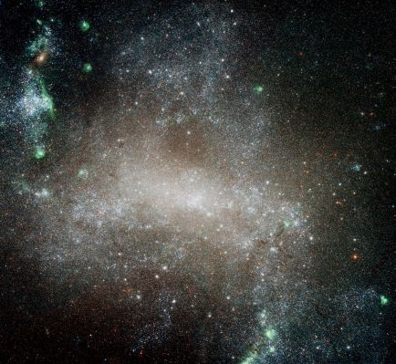 NGC 1313 - Spiral Galaxy
"...Il tema è, prima ancora che teologico filosofico psicologico etico e psichiatrico, lessicale. Etimologico, quasi ontologico, sebbene non necessariamente logico. Se sotto la pelle mia mortale dimora al di la' di ossa cuore fegato polmoni un quid immateriale che chiamiamo Coscienza, urge accordarsi sul significato. Senno' si fa confusione. E va bene cosi', per carita'. E' dal Caos che di solito nasce Ordine e Bellezza; dalle stasi della certezza raramente si generano dinamismi coerenti. Coscienza. La Coscienza e' Intelligenza? E' Scienza? Certo, anche. E' Sapienza, Esperienza, Conoscenza. E l'oggetto conosciuto, saputo, esperito, cosa e'? Noi? L'Universo? Il rapporto tra Noi e l'Universo? O il rapporto tra Noi e l'Universo definito istante per istante, in quanto continuamente variabile? E il soggetto che sa, conosce, esperisce, chi e'? L'Io? Un Altro fuori di me autocosciente ed onnisciente? Un Universo senza consapevolezza escatologica, ossia pura materia inerte ed inerme? Oppure la Coscienza stessa dentro di me ma distinta dall'Io, Autocoscienza altra da me sebbene in me? E la Coscienza non e' definibile ne' concepibile senza i suoi opposti; spesso chiamiamo Coscienza la manifestazione dei suoi contrari. Incoscienza, inconscio, in-esperienza, in-sipienza: sono le paure della Coscienza, le sue lacune, i suoi lati oscuri e inafferrabili, forse istintivi, forse autentici, forse la Coscienza stessa che tanto cerchiamo. La Coscienza e' sintesi dialettica di singole Incoscienze...".

Stefano Cicetti
Parole chiave: From Space Images - Hubble Space Telescope (HST)