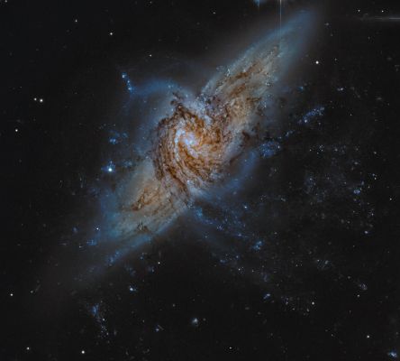 NGC 3314 - Interacting (Overlapping) Spiral Galaxies
"...Mi guardo attorno, osservo, leggo, ascolto. 
E provo una nausea profonda, per quella bolsa Umanità che mi circonda. Uomini e donne vuoti, come otri scolati anche dell'ultima goccia. 

Vedo le loro aberrazioni, e le loro deformità e mostruosità; sento la loro arroganza e sento la loro ignoranza, sulla mia pelle, come fuoco.

Forse dovrei parlarne, ma non mi va.
Perché? 
Dev'essere per orgoglio, e, forse, anche un po' perchè non ne sono capace..."

Jean-Paul Sartre
Parole chiave: From Space Images - Hubble Space Telescope